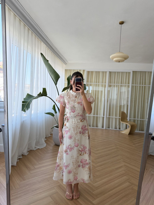Çiçek Aplikeli Pembe Desenli Elbise