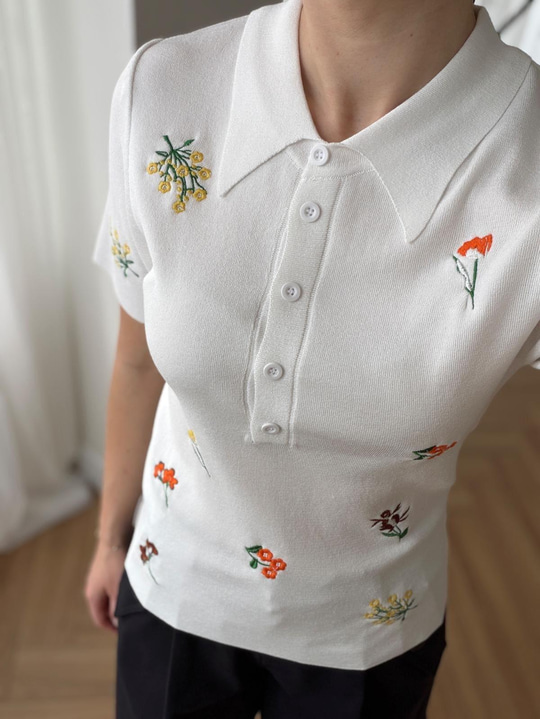 Çiçek Nakışlı Polo Yaka Beyaz Triko Tshirt