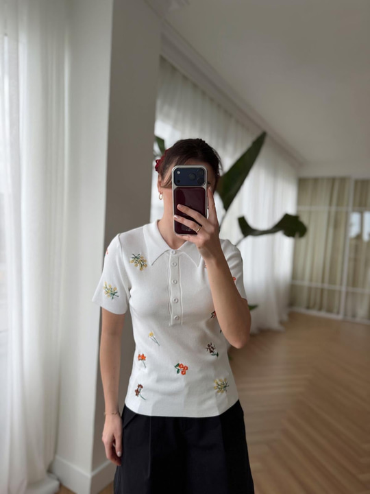 Çiçek Nakışlı Polo Yaka Beyaz Triko Tshirt