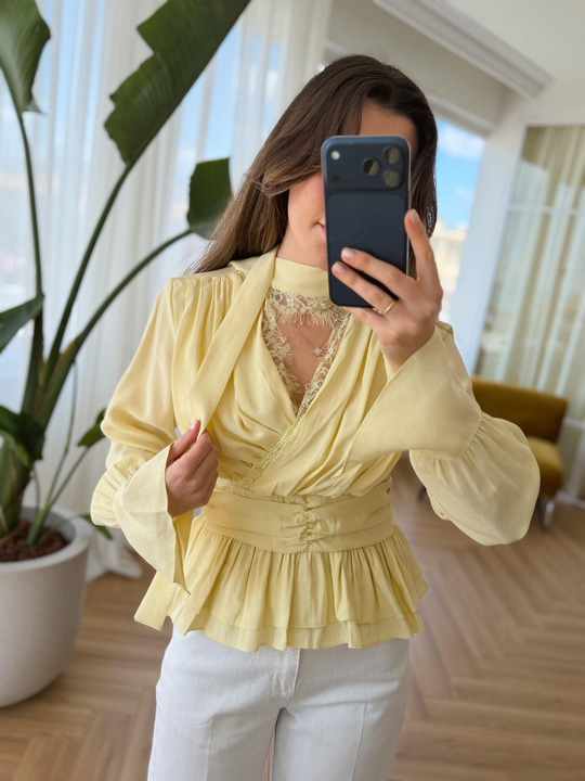 Dantelli Fularlı Sarı Tensel Bluz