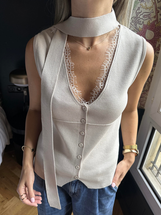 Fularlı Dantel Detaylı Bej Bluz