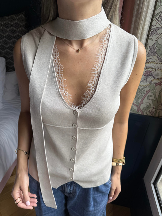 Fularlı Dantel Detaylı Bej Bluz