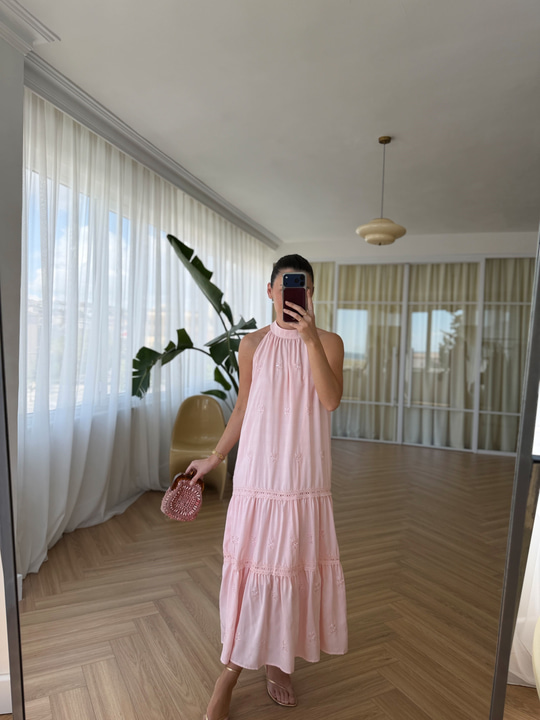 İşlemeli Halter Yaka Pembe Elbise