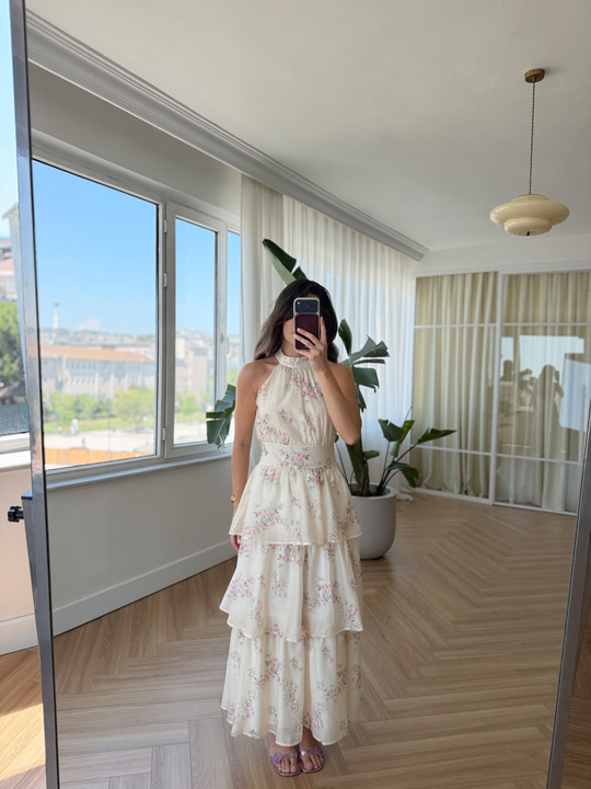 Kat Etekli Krem Rengi Floral Elbise
