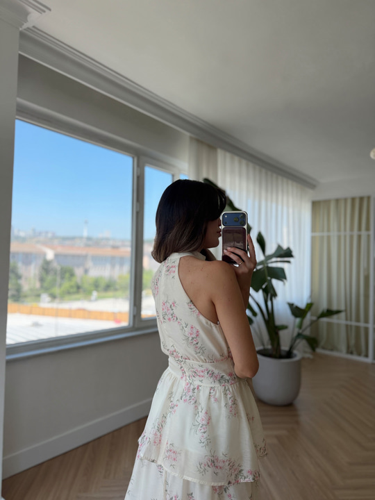 Kat Etekli Krem Rengi Floral Elbise