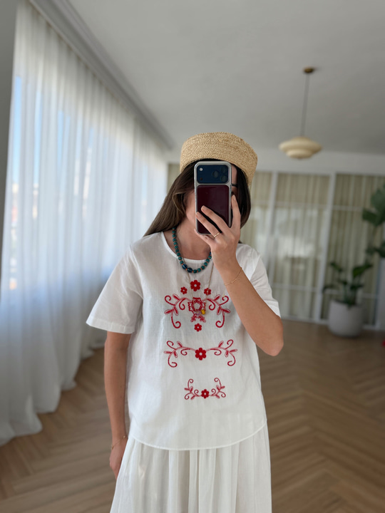 Kırmızı Nakışlı Ekru Bluz
