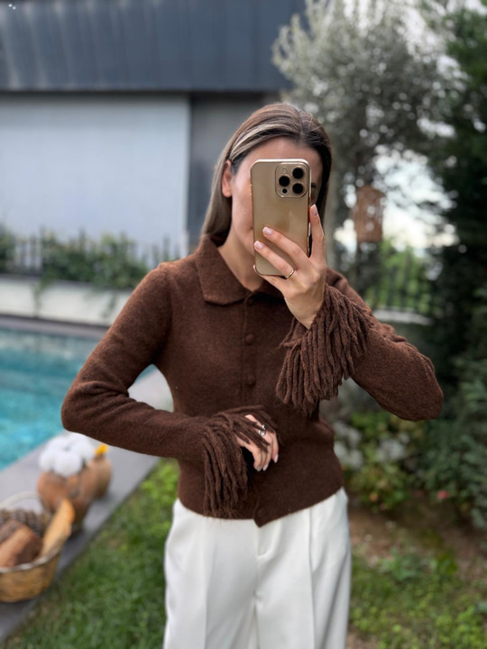 Kolu Püsküllü Polo Yaka Kahverengi  Rengi Hırka