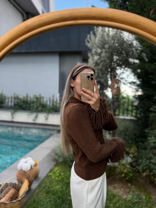 Kolu Püsküllü Polo Yaka Kahverengi  Rengi Hırka