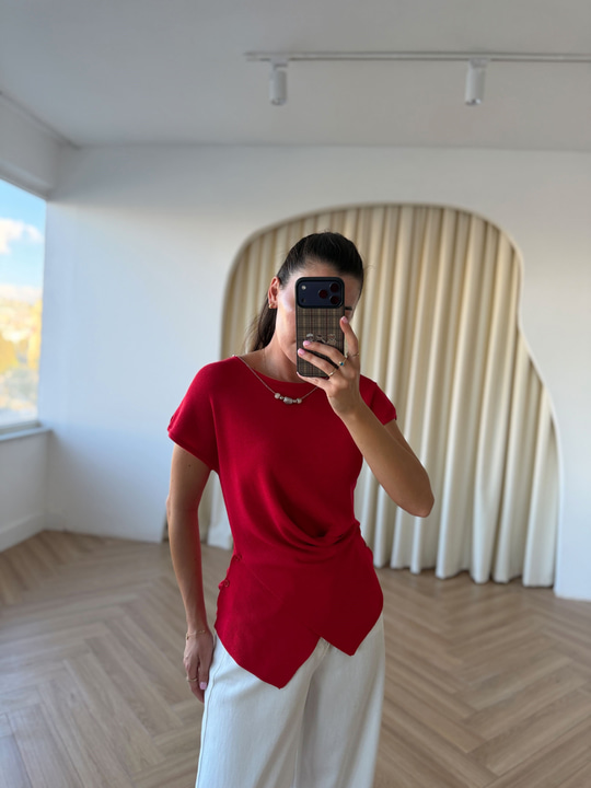 Kolyeli Kırmızı Tasarım Triko Bluz