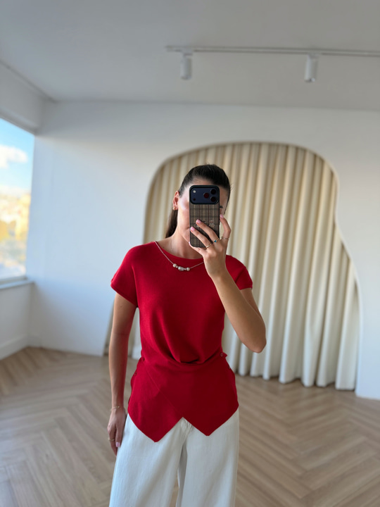 Kolyeli Kırmızı Tasarım Triko Bluz