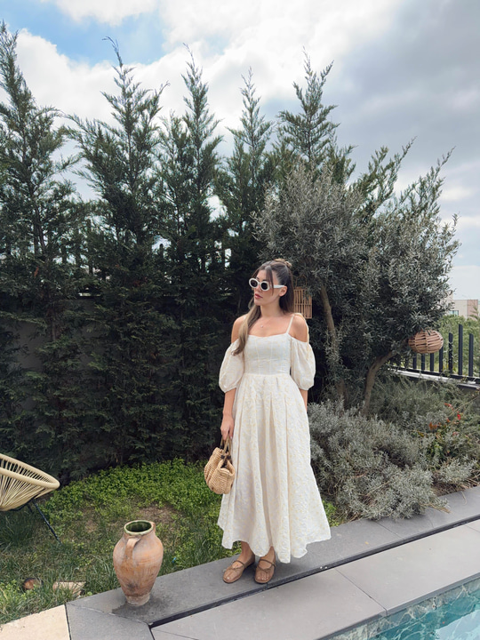 Lina Askılı ve Balon Kollu Nakışlı Elbise