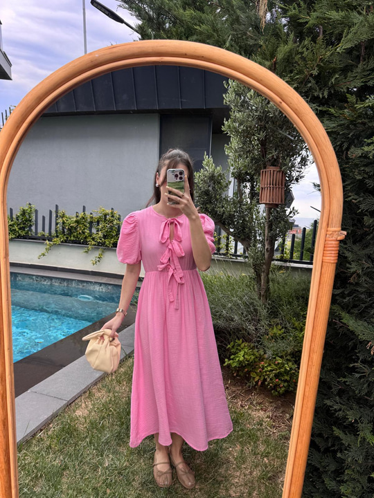 Önü Bağlama Detaylı Pembe Müslin Elbise