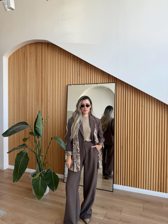 Şal Detaylı Kahverengi Blazer ve Pantolon Takım