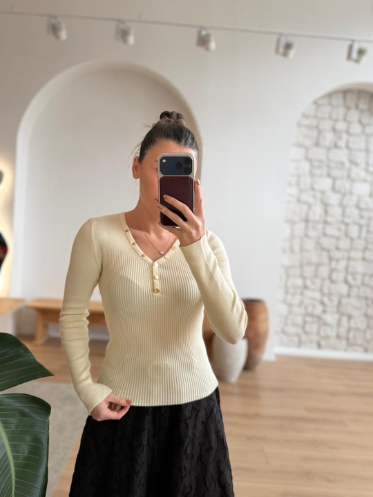 V Yaka Çıtçıtlı Krem Rengi Triko