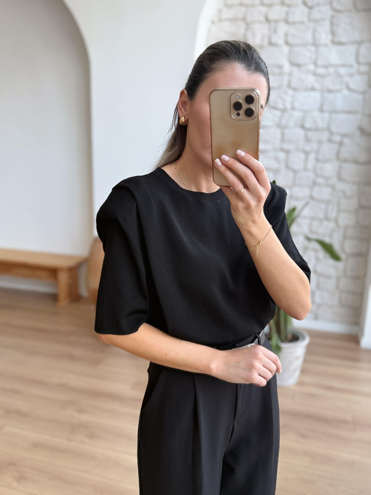 Vatkalı Kısa Kollu Siyah Triko Bluz