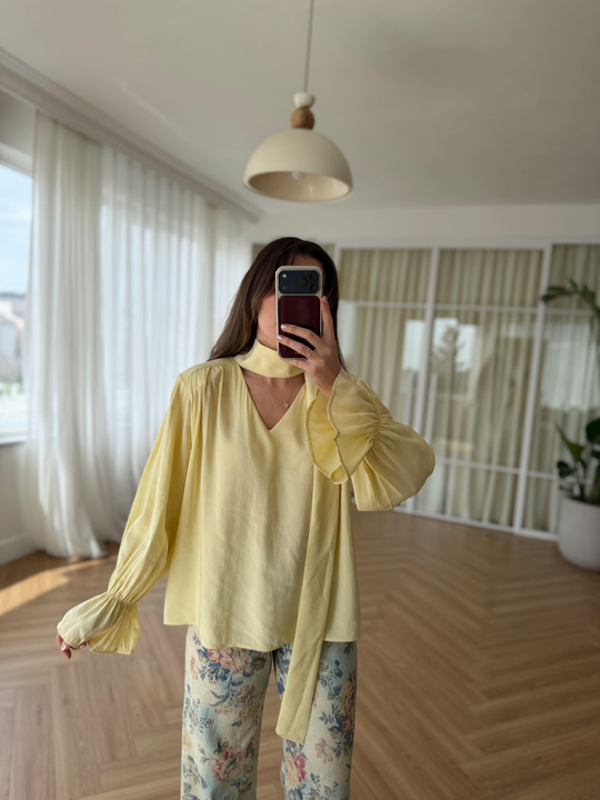 Vatkalı Şal Detaylı Sarı Bluz