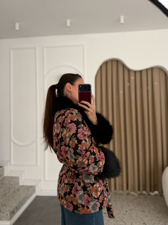 Yakası ve Kolları Kürk Detaylı  Pembe Çiçek Desenli Mont