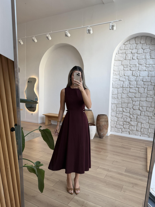 Yanları Toka Detaylı Bordo Elbise