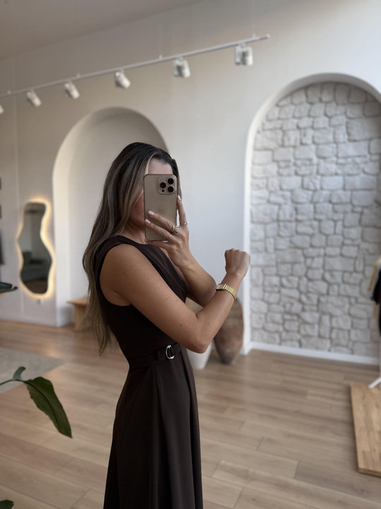 Yanları Toka Detaylı Kahverengi Elbise