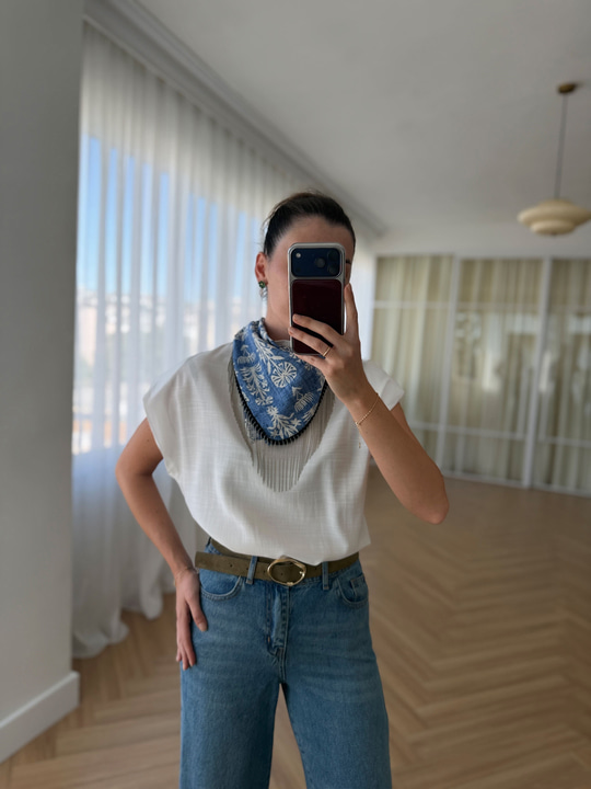Zincir Püsküllü Mavi Fularlı Bluz 