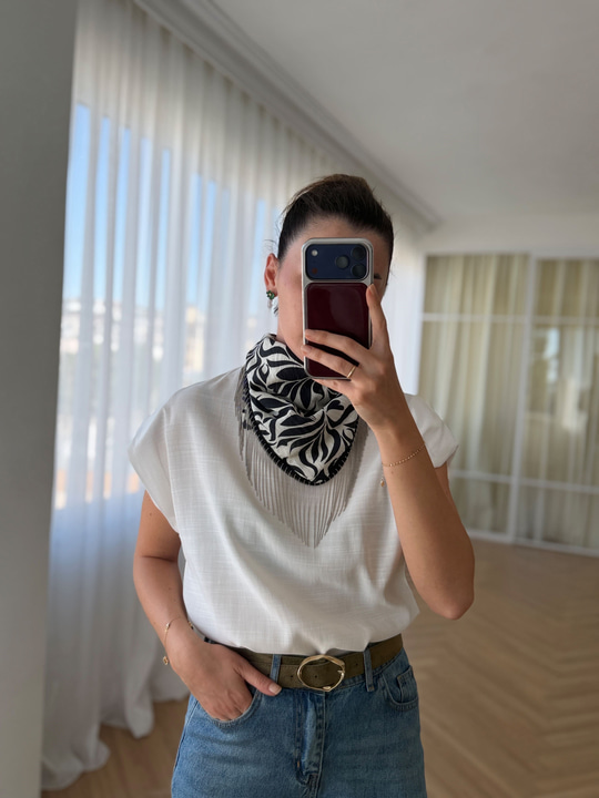 Zincir Püsküllü Siyah Fularlı Bluz 