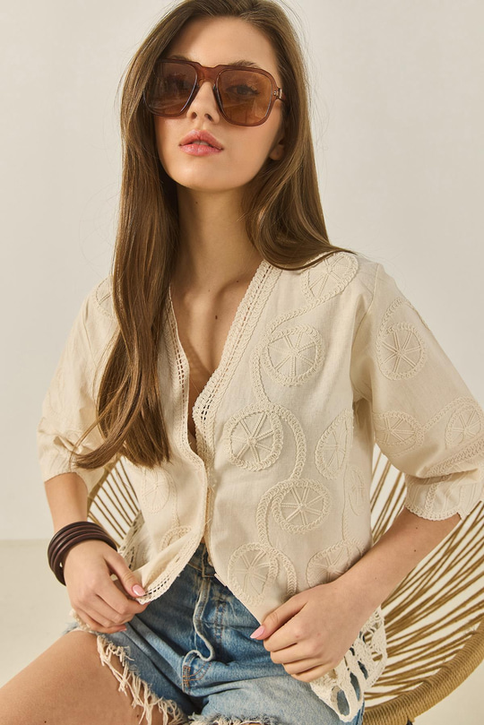 Kadın Brode Detaylı V Yaka Düğmeli Çan Kol Gömlek 60261394 - Bej