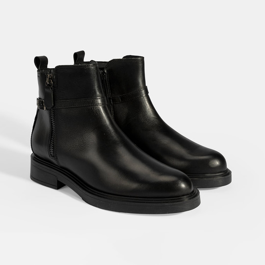 Kadın Siyah Metal Toka Detaylı Fermuarlı Deri Bot