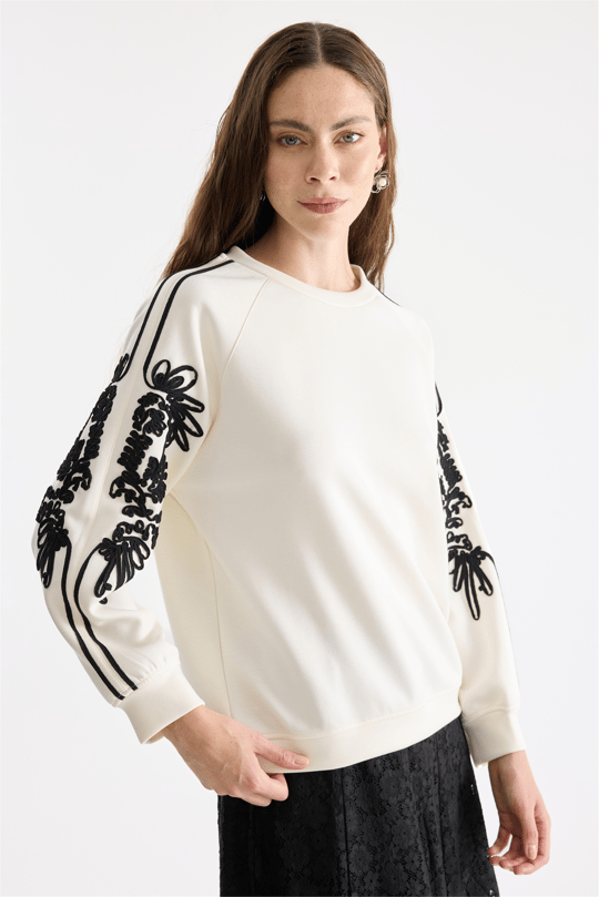 On Kolları İşleme Detaylı Sweatshirt Ekru