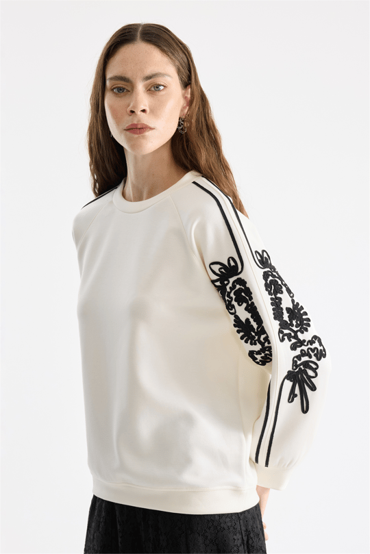 On Kolları İşleme Detaylı Sweatshirt Ekru