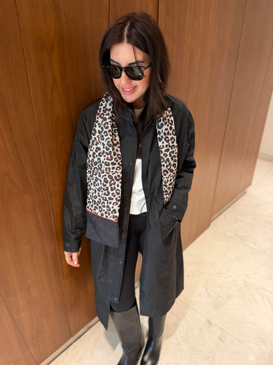 Belden Büzgülü , Leopar Fularlı , Siyah Yağmurluk