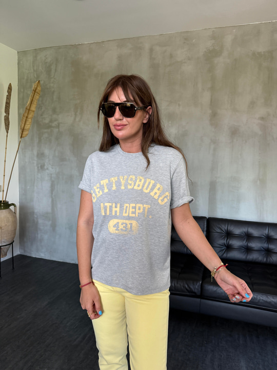 Sarı Yazılı , Gri T-shirt