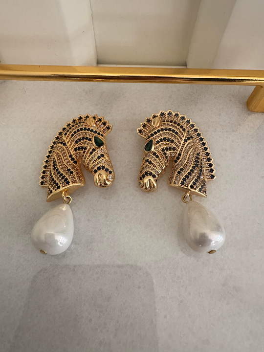 Gold Kaplama , Zirkon Taşlı , At Formu İnci Küpe