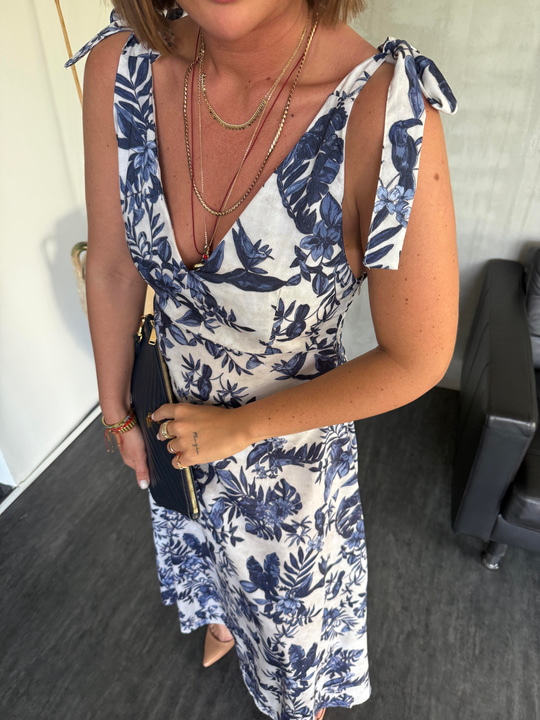 Omzu Kurdeleli , Lacivert Çiçekli , V Yaka Elbise