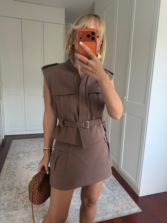 Orijinal Model , Kuşaklı Yelek & Şort Etek Kahverengi Takım