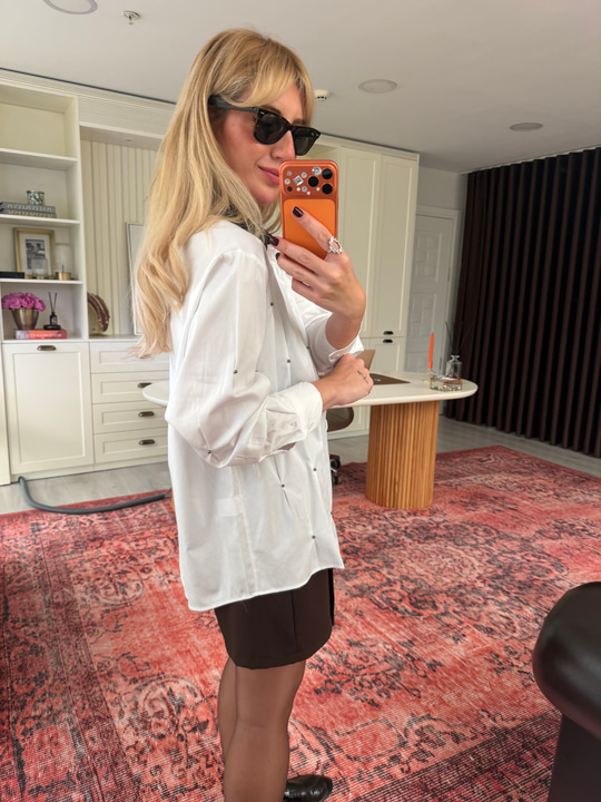 Orijinal Model Deri Yakalı, Boncuk İşlemeli Beyaz Gömlek