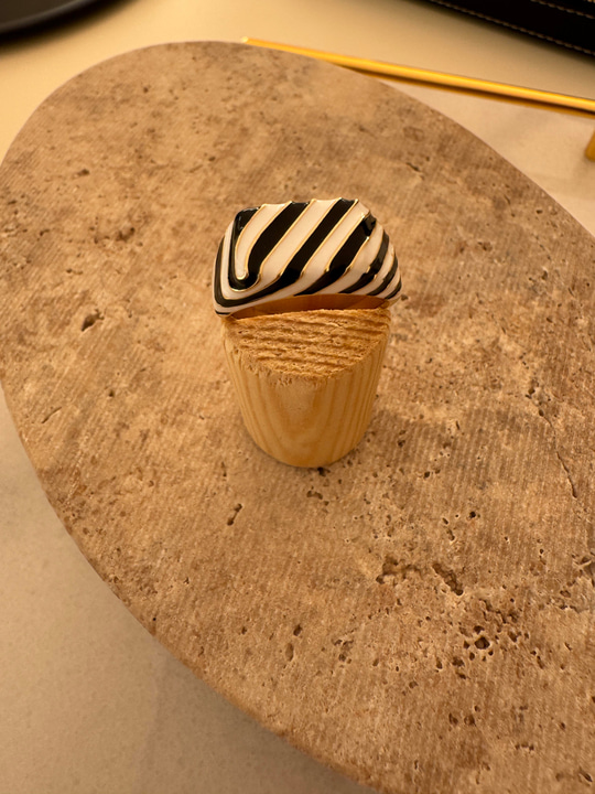 Siyah Beyaz Mineli , Zebra Yüzük
