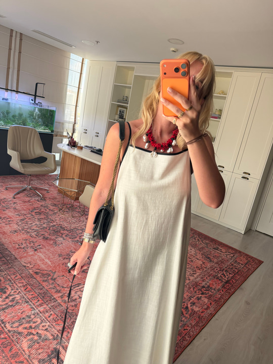 Orijinal Model Siyah Biyeli, Kuşaklı Beyaz Elbise