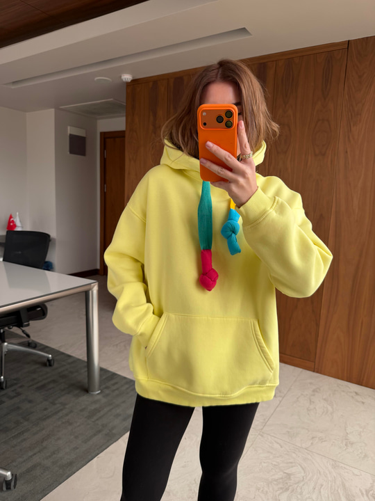 Renkli Bağcıklı , Sarı Sweatshirt