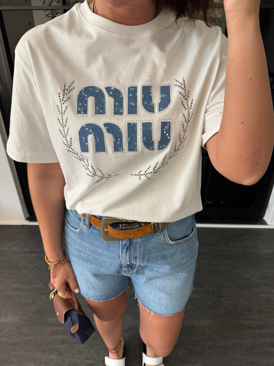 Taşlı , Marka Yazılı , Beyaz T-shirt