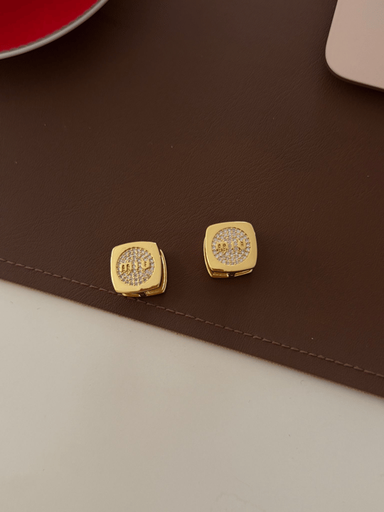 Orijinal Model , Gold Zirkon Taşlı Kare Yazılı Küpe