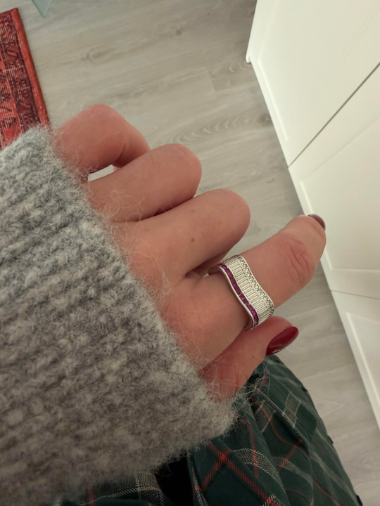 Sıralı Zirkon & Kırmızı Taşlı , Dalga Efektli Beyaz Yüzük