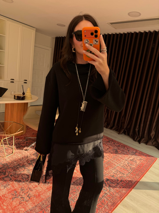 Orijinal Model , Saten Dantel Detaylı , Siyah Sweatshirt