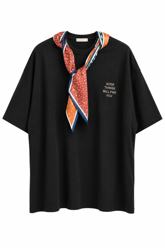Şal Desen Fularlı , Siyah T-shirt