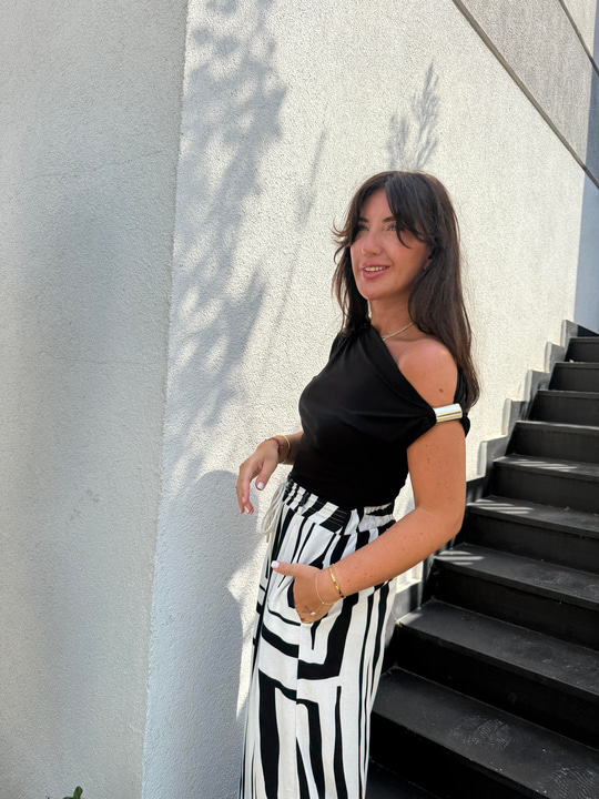 Omzu Gold Aksesuarlı , Siyah Modal Bluz