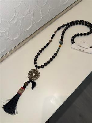 Metal Aksesuarlı ,, Siyah Boncuklu Kolye