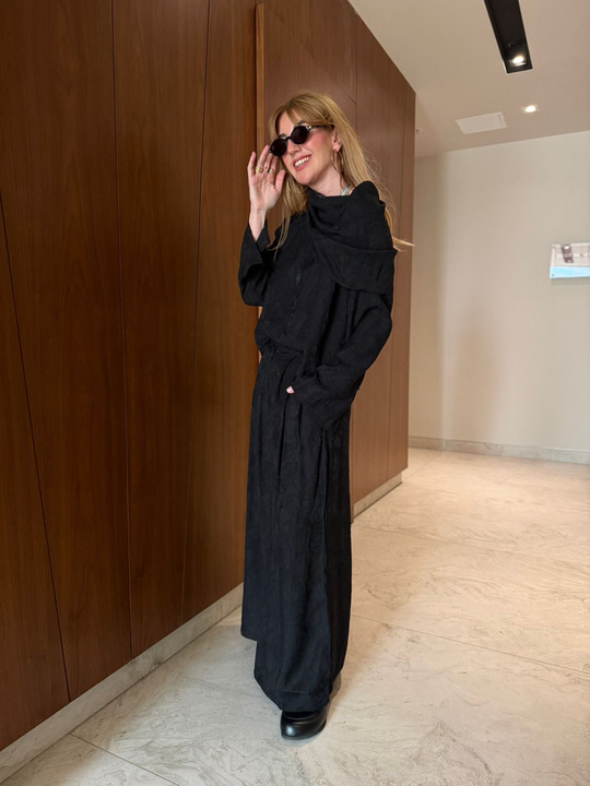 Orijinal Model , Özel Jakarlı Kumaş , Siyah , Kayık Yaka Takım 