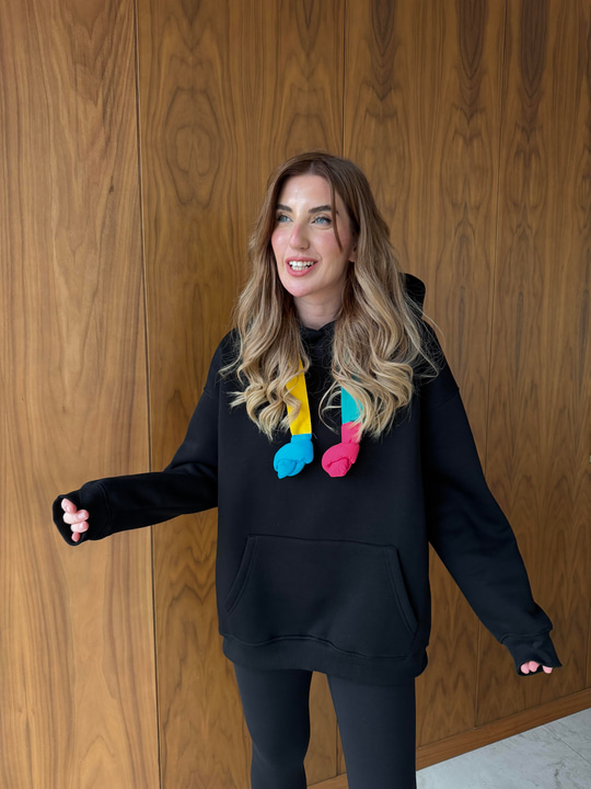 Renkli Bağcıklı , Siyah Sweatshirt