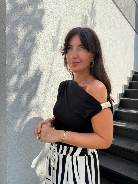 Omzu Gold Aksesuarlı , Siyah Modal Bluz