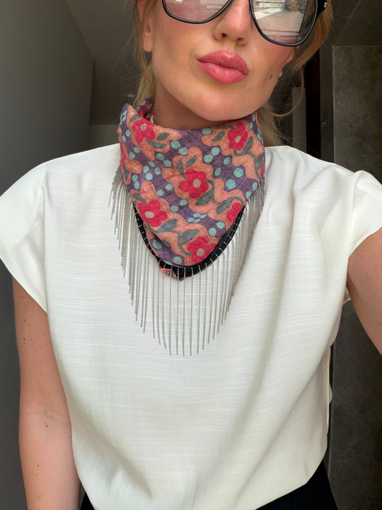 Lila & Yavruağzı Boncuk Şallı , Beyaz Vatkalı Bluz