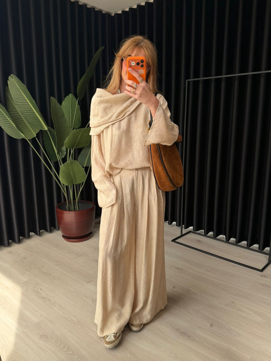 Orijinal Model , Özel Jakarlı Kumaş , Bej , Kayık Yaka Takım 